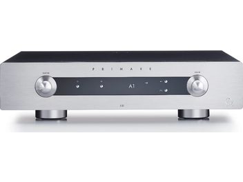Στερεοφωνικός ενισχυτής hi-fi Primare I35 ασημί χρώματος, μπροστινή όψη, βουρτσισμένη αλουμινένια πρόσοψη, περιστρεφόμενοι διακόπτες, κεντρική οθόνη LED