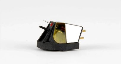 Celulă platou viniluri Rega Nd7, vedere laterală, carcasă neagră, elemente aurii, două tije metalice, vârf vizibil.