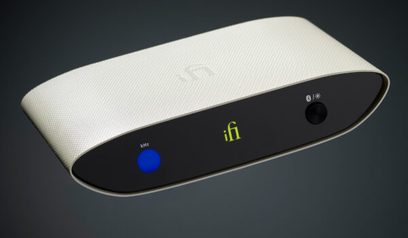 iFi Audio Zen Air Blue trådløs sender, set oppefra, hvid kabinet, blå LED-skærm, tænd/sluk-knap