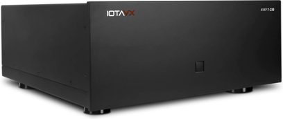 Wzmacniacz mocy hi-fi IOTAVX AVXP 7-230 czarny, metalowa obudowa, gładki minimalistyczny front z kwadratowym centralnym przyciskiem, logo w lewym górnym rogu, oznaczenie modelu w prawym górnym rogu oraz cylindryczne nóżki, widok z przedniego lewego narożnika