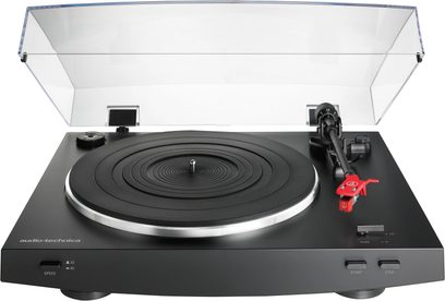 Audio Technica AT-LP3 sort pladespiller set ovenfra, tonearm med pickup, aluminiumsplade, støvlåg