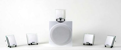 Kompaktní reproduktory Waterfall Audio Sério + HF1 evo z čirého skla, s viditelnými reproduktory, na průhledných podstavcích