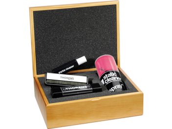 Kit de Limpeza Thorens com caixa de madeira, escova, spray antiestático, limpador de agulha e acessórios, vista frontal