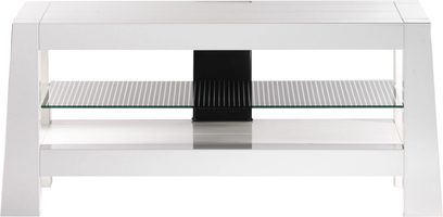 Hvid lakeret TV-møbel med to glashylder og et centralt sort rum til audio-/videoenheder