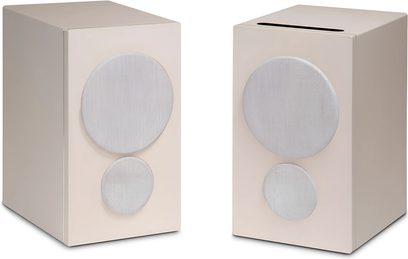PSB iQ2 smart højttaler i beige sandstone, rektangulært kabinet med to runde gitre, set forfra og i trekvart vinkel