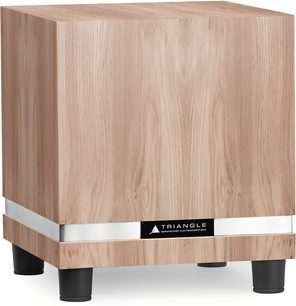 Subwoofer Triangle Thetis 340 stejar deschis, carcasă cubică din lemn de stejar deschis cu textură naturală, bandă metalică argintie la bază și patru picioare cilindrice negre, vedere din unghi de trei sferturi față