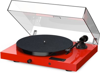 Hi-fi platenspeler Pro-Ject Juke Box E1 rood gelakt met zwarte ronde draaitafel, toonarm, en opgeklapte transparante stofkap