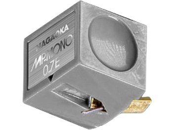 Diamante per giradischi Nagaoka JN-PMONO 0.7E, custodia cubica in plastica grigia con frontale spazzolato inciso, cavità circolare laterale e supporto della puntina dorato visibile nella parte inferiore, vista prospettica a tre quarti
