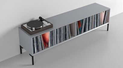 Pilkos spalvos Clic Classic Series 241 modelio audio ir vaizdo baldas, metalinės kojelės, vinilų lentynos, patefonas, vaizdas kampu