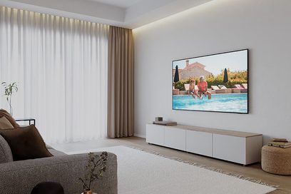 TU55DU8575 2024 vægmonteret højdefinitions-TV, moderne stue med gråt sofa, hvide og beige gardiner, hvidt lavt møbel