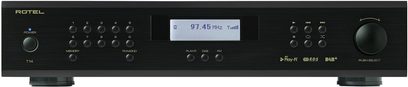 Rotel T14 sort tuner, frontpanel, frontvisning. LCD-display, knapper, drejeknapper. Vist frekvens 97,45 MHz