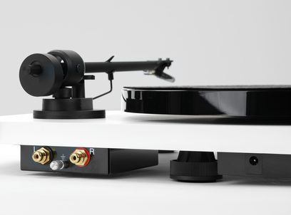 Platine vinyle Triangle Lunar 1 vert avec bras de lecture noir et cellule. Boutons rotatifs dorés et rouges sur le côté