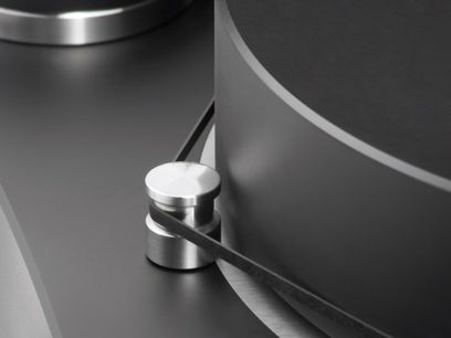 TW-Acustic Raven GT pladespiller, nærbillede i fugleperspektiv af den børstede aluminiumstonearmen og den cylindriske modvægt