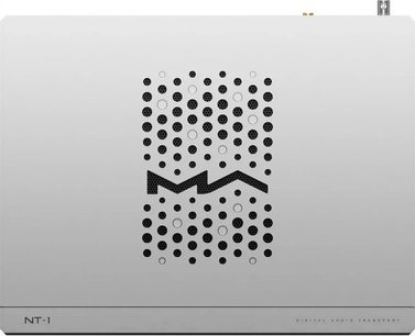 Ψηφιακός μεταφορέας ήχου Matrix Audio NT‑1 σε γκρι ασημί σατινέ αλουμίνιο, άποψη από πάνω, με την επάνω επιφάνεια διακοσμημένη με μεγάλη κυκλική γρίλια με μαύρο μοτίβο «M» και διακριτικές μεταξοτυπίες στο κάτω μέρος του πάνελ.