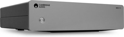Amplificatore di potenza Cambridge Audio MXW70 grigio argento in metallo spazzolato, vista tre quarti anteriore destra, frontale minimalista con unico pulsante circolare retroilluminato e logo in alto a sinistra