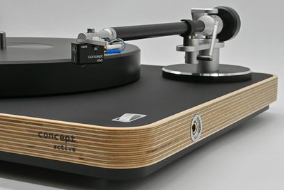 ClearAudio Concept Active Black/Wood pladespiller, kulstofarm, MC-pickup, sort plade, lys træsokkel, 3/4 forsigtsbillede