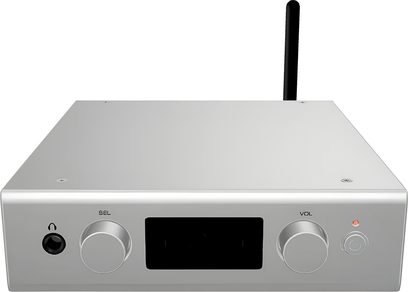 Audiolab D7 strieborný, obdĺžnikové puzdro z brúseného hliníka, mierne zhora zobrazený predný pohľad, čierny centrálny displej orámovaný dvoma veľkými vrúbkovanými ovládačmi na výber a hlasitosť, slúchadlový výstup vľavo, tlačidlo napájania a kontrolka vpravo, zvislá čierna anténa vzadu