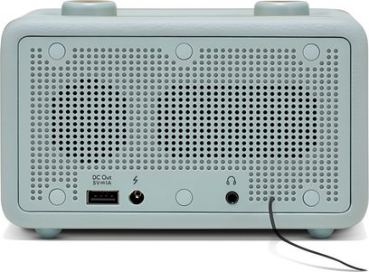 Bagside af Roberts Revival Rest bordradio med lys himmelblå kunstlæderbeklædning med afrundede hjørner, bred central perforeret metalgitter og USB-, strøm- og hovedtelefonstik placeret nederst.