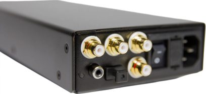 Lehmann Audio Linear D MKII sort hovedtelefonforforstærker, set bagfra med forgyldte RCA-stik og strømstik