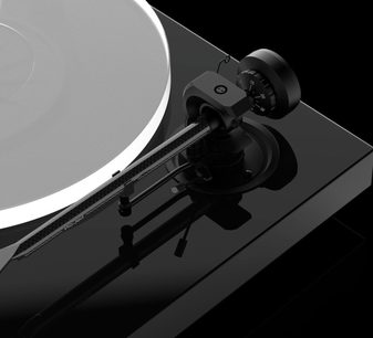 Pro-Ject X1 pladespiller i piano sort, højglans sort lak. Nærbillede i fugleperspektiv af tonearmen med pickup og modvægt