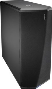 Subwoofer Denon DSW-1H černý, pohled zepředu v perspektivě, šestiúhelníkový tvar, stříbrné logo vpravo nahoře