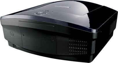 Mitsubishi HC9000DA sort videoprojektor, set fra tre kvart bagfra med oversiden og venstre side synlig