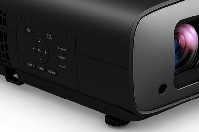Benq W4000i sort videoprojektor set fra 3/4 bagfra, projektionslinse, kontrolknapper, synlig HDMI-port