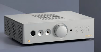 Hopeanvärinen alumiininen Hi-Fi-kuulokevahvistin, suuri äänenvoimakkuuden säätönuppi ja audioliitännät etupaneelissa
