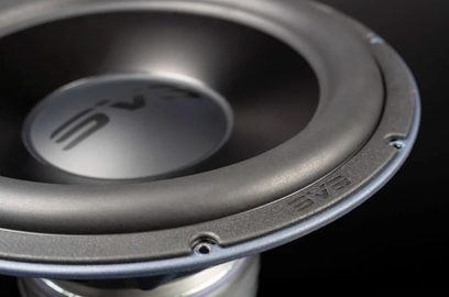 Subwoofer SVS PB-2000 Pro in nero cenere, finitura in frassino nero, vista ravvicinata frontale dell'altoparlante circolare
