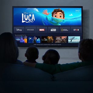 Panasonic TX-48JZ980E-tv, der viser Disney+-grænsefladen med den animerede figur Luca foran tre personer set bagfra