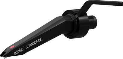 MM-картридж Ortofon Concorde 5E з матового чорного пластику, вигляд під три чверті: обтічний корпус із боковим важелем для маніпуляції, циліндричний задній роз’єм і червона вставка на ковпачку стилуса