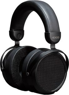Hifiman HE400i 2020 Edition atvērtā tipa hifi austiņas, melnas, redzamas trīs ceturtdaļu leņķī, ar apaļiem pārveidotājiem un polsterētu loku