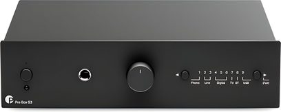 Стерео предусилвател Pro-Ject Pre Box S3 черен, изглед отпред с централен бутон, жак за слушалки и дисплей на предния панел