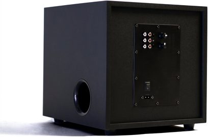 Subwoofer Eltax SW800 černý, pohled zezadu 3/4, kovový panel s RCA konektory a ovládacími knoflíky, boční kulatý basreflex