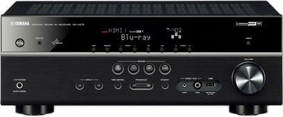 Yamaha RX-V473 melnā mājas kinozāles ķēde, skats no priekšpuses, zils displejs, sudraba pogas un riņķi, USB ports
