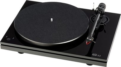 Music Hall MMF 3.3 sort pladespiller, set ovenfra, mat sort pladedrev, tonarm med pickup, på rektangulær blank sort base