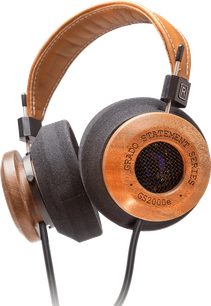 Åbent hi-fi hovedsæt Grado GS2000e, runde diskanthøjttaler med lyst træ, hovedbøjle i lyst brunt læder, mørk grå skummemfor puder, set fra tre kvart vinkel