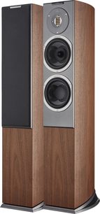 Vista tre quarti anteriore di una coppia di diffusori da pavimento AudioVector R3 Avantgarde in noce con finitura in legno marrone, frontale grigio con tweeter a nastro e due altoparlanti circolari visibili su uno, mentre l’altro è dotato di griglia acustica nera