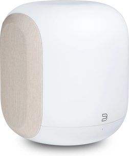 Bílý subwoofer Bluesound PULSE SUB SW200 s béžovým texturovaným čelem, pohled ze tří čtvrtin