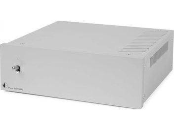 Išorinis maitinimo blokas Pro-Ject Power Box RS Uni sidabrinis, stačiakampis korpusas su jungikliu priekyje, vaizdas trimis ketvirčiais