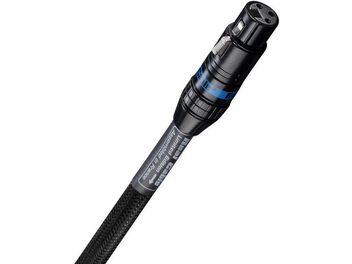 Digitales Audiokabel Real Cable Cheverny II EBU 1m, schwarzer und blauer XLR-Stecker, schwarzer Geflechtmantel, Draufsicht auf weißem Hintergrund
