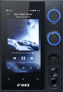Мережевий аудіоплеєр FiiO R7 чорного кольору, металевий корпус із скляною передньою панеллю, великий центральний сенсорний екран та дві кругові підсвічені синім кольором ручки з вертикально вирівняними роз'ємами для навушників, вид спереду