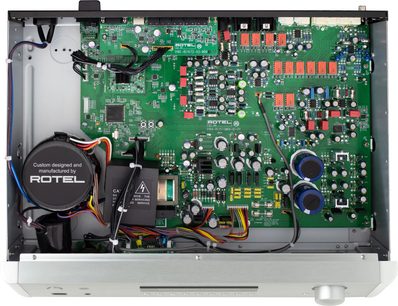 Preamplificatore stereo Rotel RC-1572 MKII argento, vista dall'alto, circuiti stampati verdi, componenti elettronici vari, cavi multicolori, chassis argentato, pulsante circolare in basso a destra