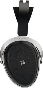 Hifiman Audivina LE lukkede hovedtelefoner, øreklap set forfra, sort kasse med kornet tekstur, sølvfarvet metalbeslag