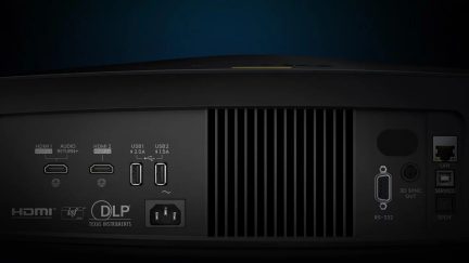 Fekete videóvetítő HDMI, audio, USB és RS-232 csatlakozókkal, vezérlőgombokkal és Texas Instruments DLP logóval