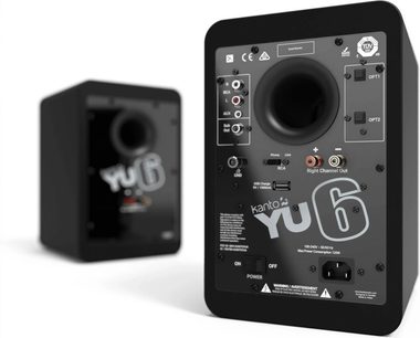 Set aus zwei schwarzen Kanto YU6 Aktivlautsprechern im MDF-Gehäuse, Rückansicht mit rundem Bassreflexrohr, RCA-, AUX-, USB- und optischen Anschlüssen, Lautsprecherklemmen und Netzschalter