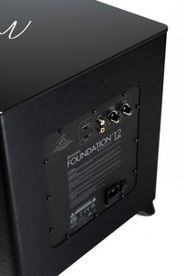 Cassa subwoofer Dynamo Foundation 12, vista posteriore angolata, pannello di controllo nero con pulsanti, connettori RCA, interruttore, presa di alimentazione