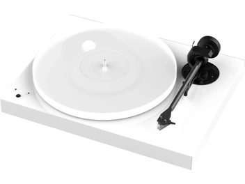 Gramofón Pro-Ject X1 v bielom lakovanom vyhotovení, pohľad zhora s bielym tanierom a čiernym prenoskovým ramenom
