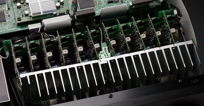 Denon AVR-X6300H sort hjemmebiografsforstærker, nærbillede af indre med grønne printplader og elektroniske komponenter