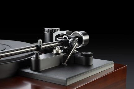 Braccio del giradischi in vinile nero con tubo a motivo intrecciato e contrappeso argentato in primo piano